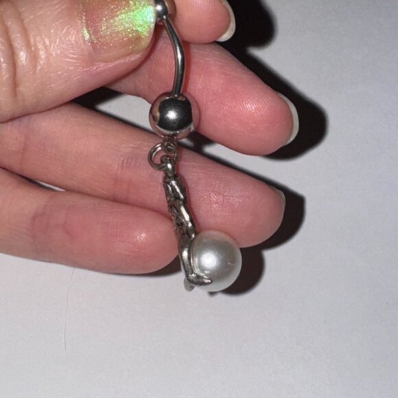 Mermaid on White Pearl Dangle Belly Ring - Picture 3 of 12